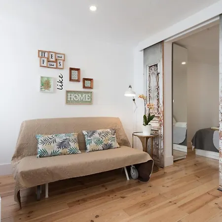 Downtown Flat - Metro And Tram28 דירה *