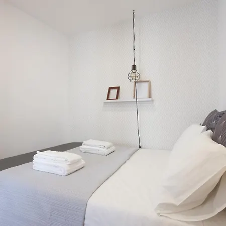 Downtown Flat - Metro And Tram28 דירה