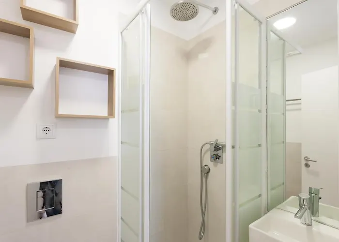 Апартаменти Downtown Flat - Metro And Tram28 *