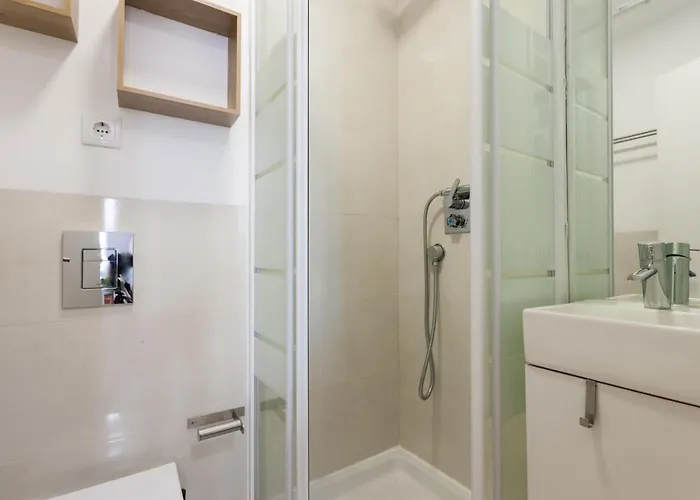 Апартаменти Downtown Flat - Metro And Tram28 *