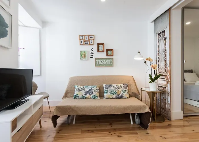 Апартаменти Downtown Flat - Metro And Tram28 *